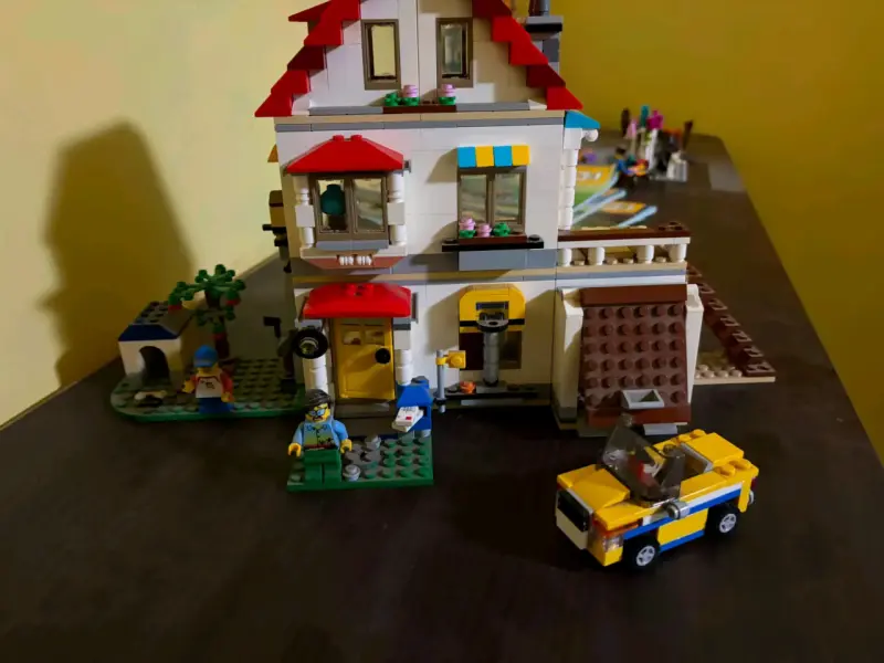 Casa de lego con figuras y auto - 2