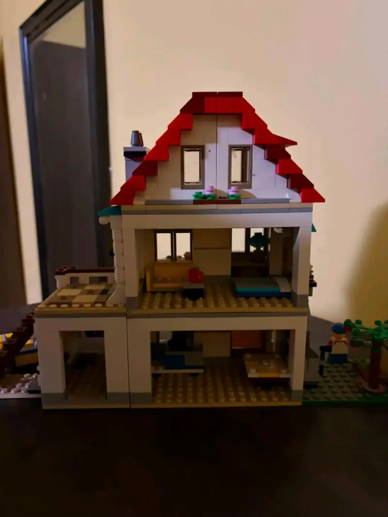 Casa de lego con figuras y auto - 3