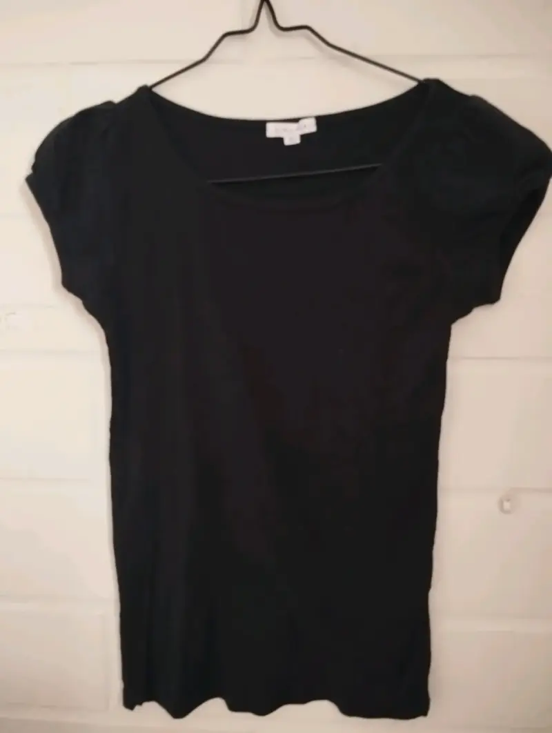 Polera negra básica para mujer