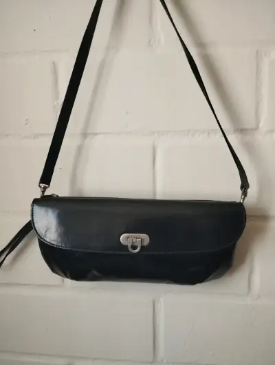 Cartera de cuero negra con correa ajustable - miniatura 1