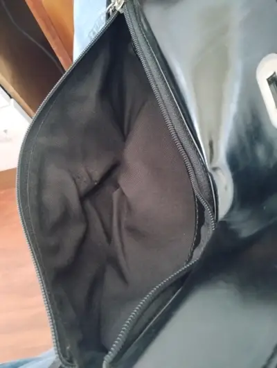 Cartera de cuero negra con correa ajustable - miniatura 2