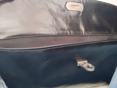 Cartera de cuero negra con correa ajustable - miniatura 3