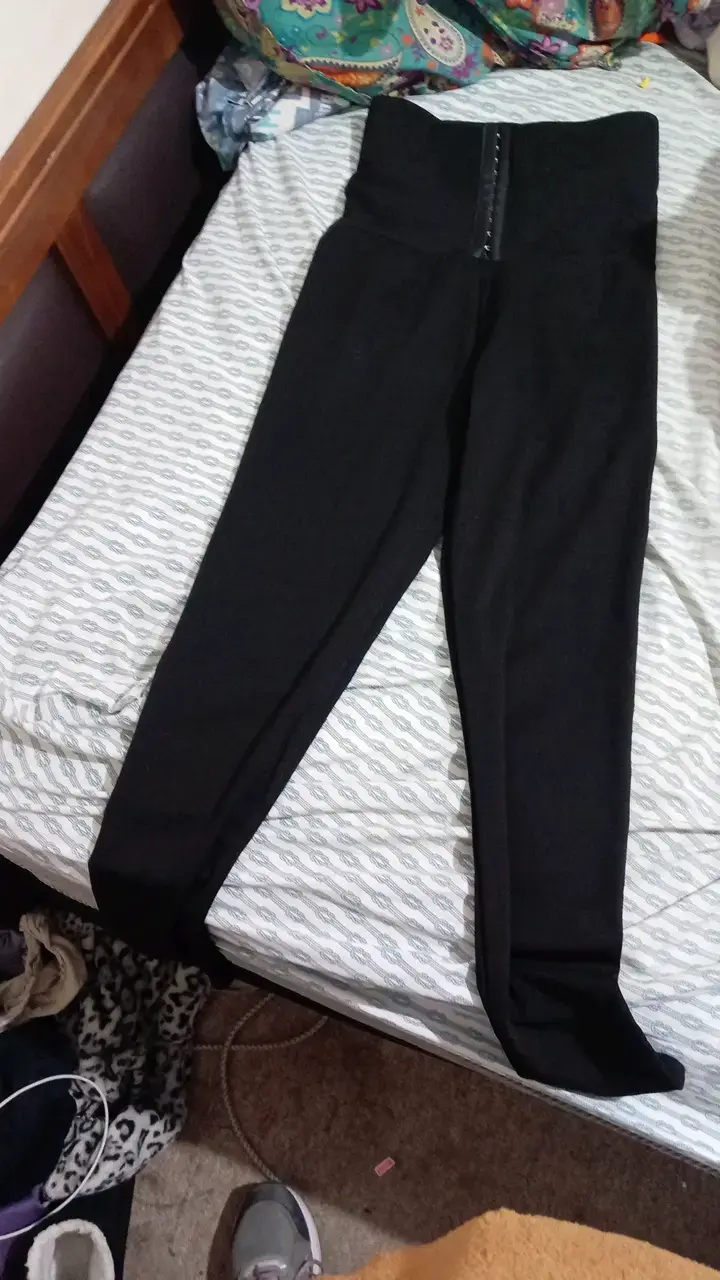 Leggings negros con cintura alta y cierre - 1