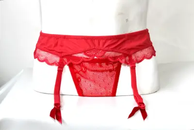 Conjunto de lencería rojo con encaje - miniatura 1