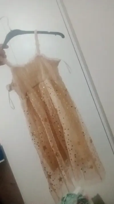 Vestido de fiesta infantil con lentejuelas doradas - miniatura 1