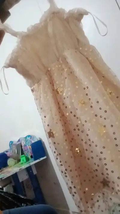 Vestido de fiesta infantil con lentejuelas doradas - miniatura 3