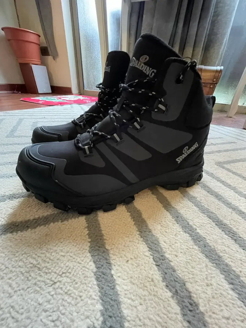Botas de montaña Spalding negras resistentes