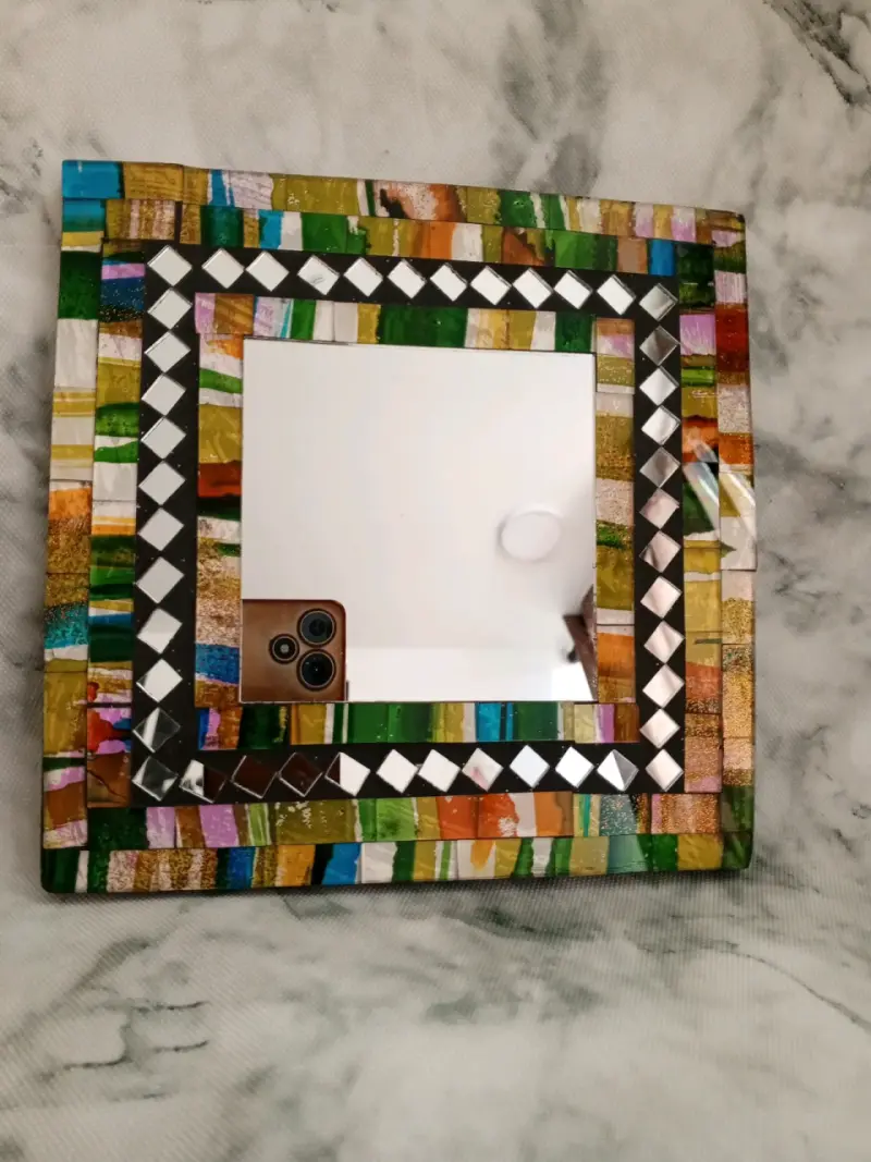 Espejo decorativo con marco de mosaico colorido - 1