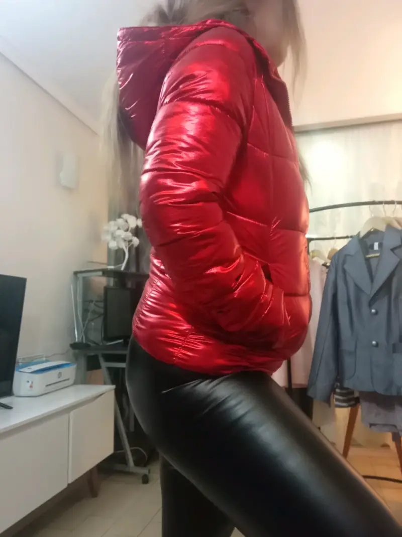 Chaqueta acolchada roja con capucha para mujer