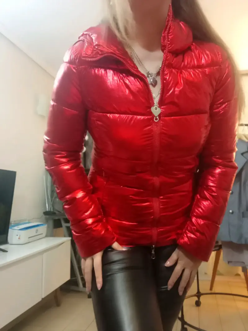 Chaqueta acolchada roja con capucha para mujer - 3