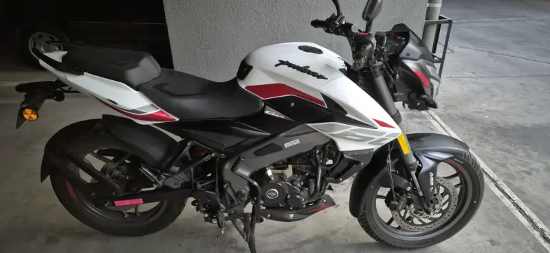 Moto deportiva Bajaj Pulsar NS160 blanca - 1