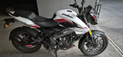Moto deportiva Bajaj Pulsar NS160 blanca - miniatura 1