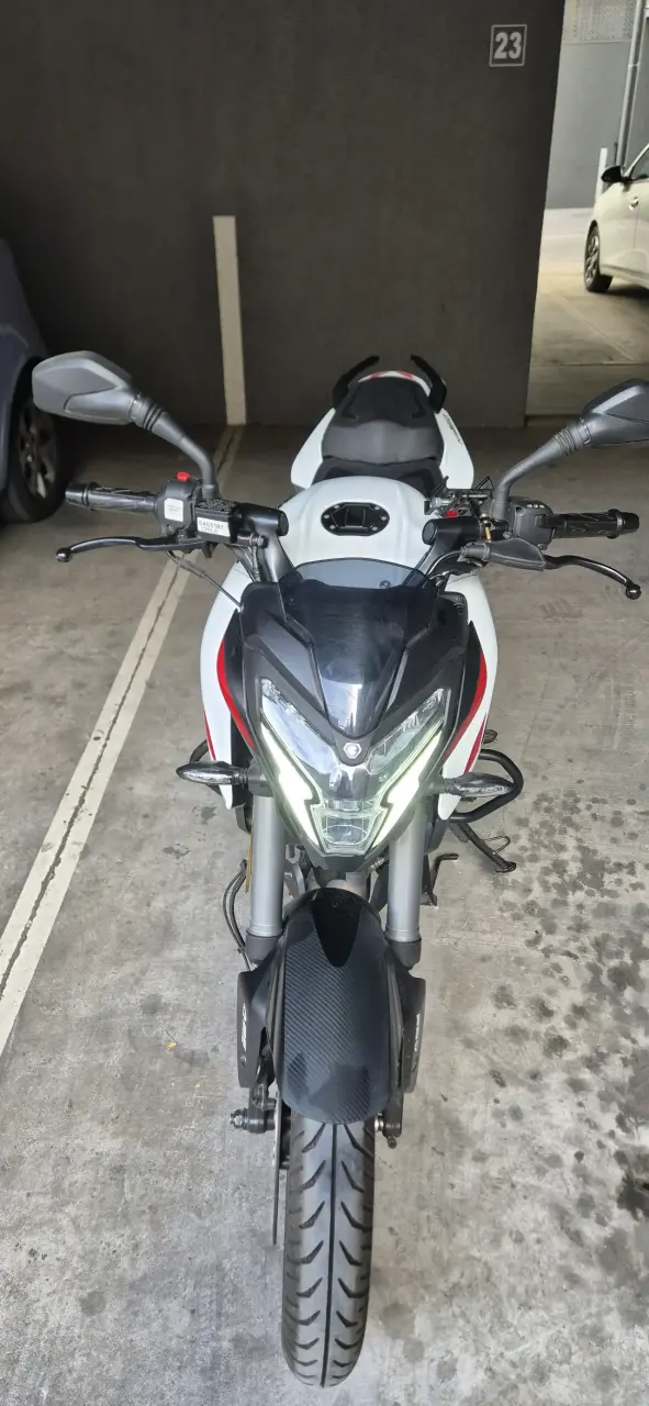 Moto deportiva Bajaj Pulsar NS160 blanca - 2