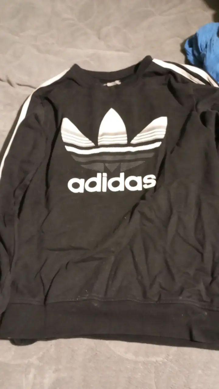 Polerón Adidas negro con capucha - 1