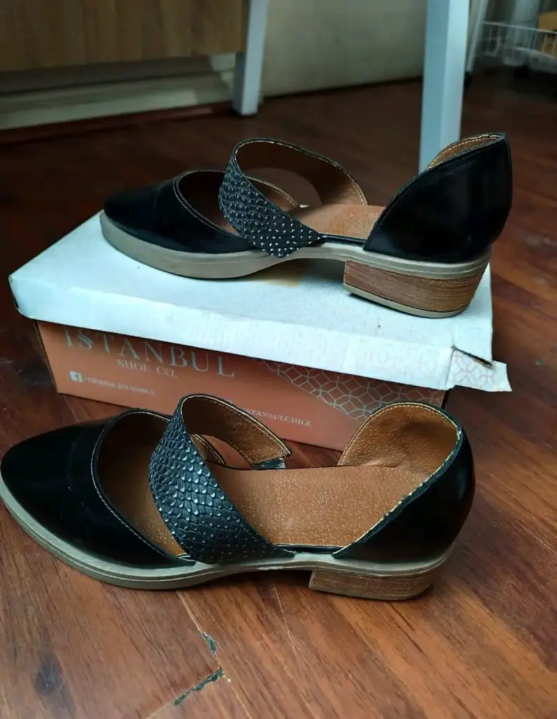 Zapatos de cuero negro con diseño elegante - 1
