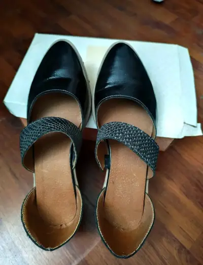 Zapatos de cuero negro con diseño elegante - miniatura 2