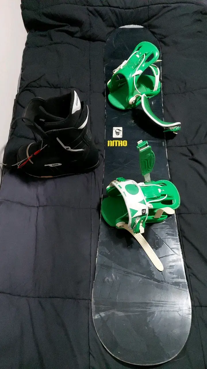 Tabla de snowboard Nitro con fijaciones y botas - 1