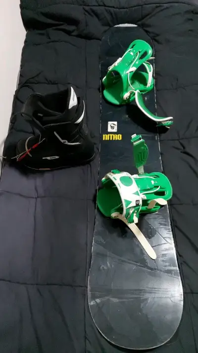 Tabla de snowboard Nitro con fijaciones y botas - miniatura 1