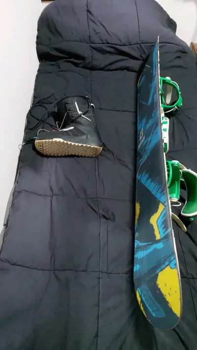 Tabla de snowboard Nitro con fijaciones y botas - miniatura 2