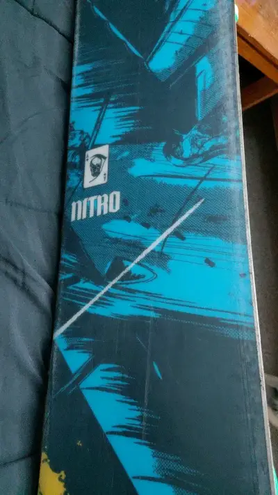 Tabla de snowboard Nitro con fijaciones y botas - miniatura 3