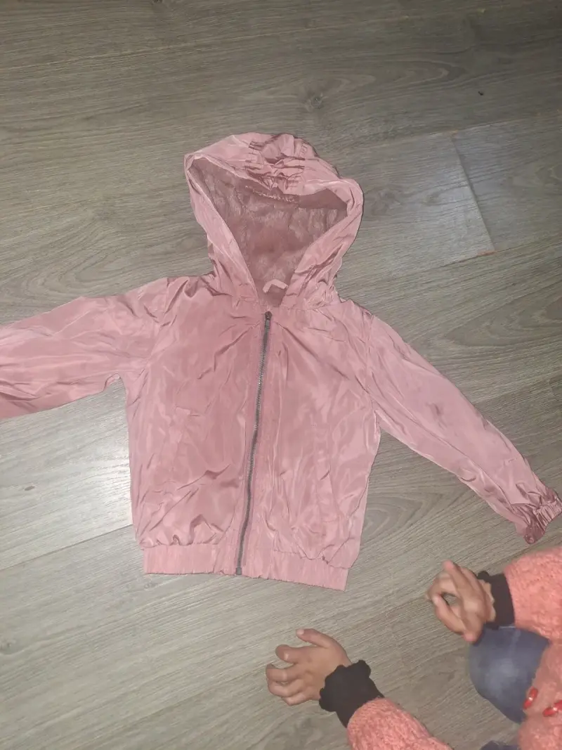 Chaqueta impermeable rosada para niña talla 24M - 4