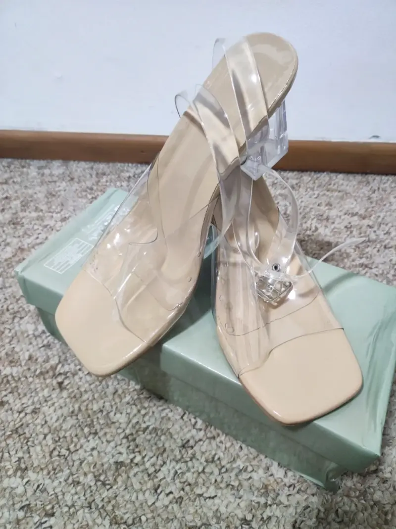 Sandalias transparentes de tacón alto - 1