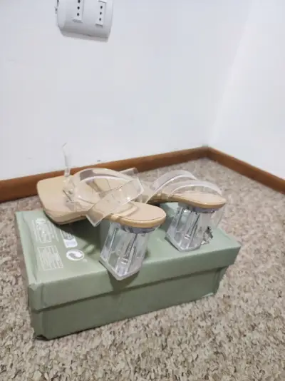 Sandalias transparentes de tacón alto - miniatura 2