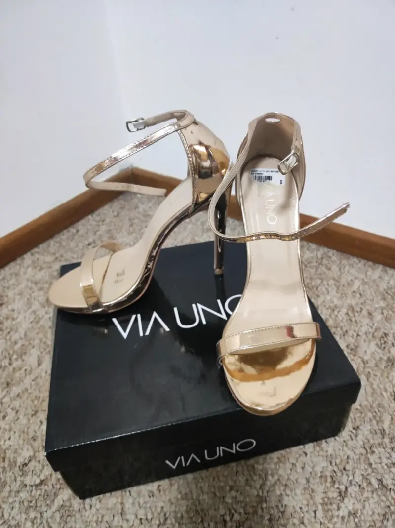 Sandalias de tacón doradas Via Uno elegantes - 1