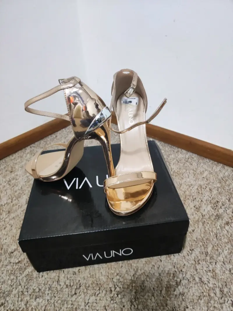 Sandalias de tacón doradas Via Uno elegantes - 2