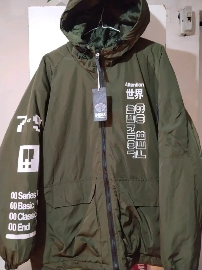 Chaqueta verde con capucha y diseño gráfico - 1