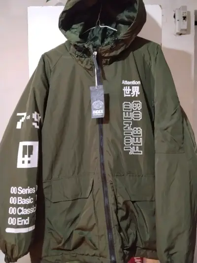 Chaqueta verde con capucha y diseño gráfico - miniatura 1