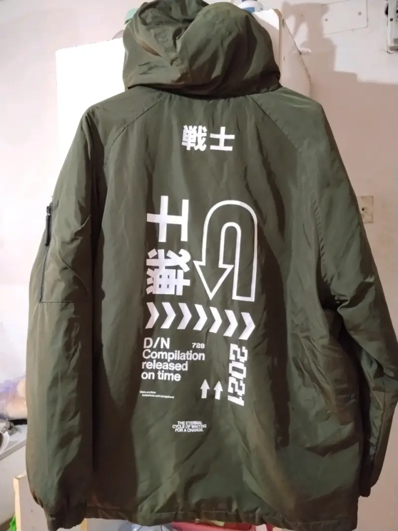 Chaqueta verde con capucha y diseño gráfico - 2