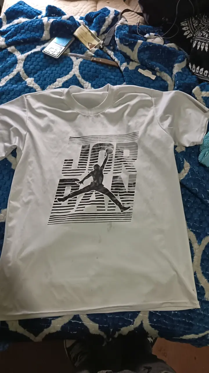 Polera blanca Jordan con diseño gráfico