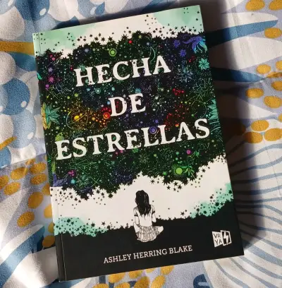 Libro 'Hecha de Estrellas' de Ashley Herring Blake - miniatura 1