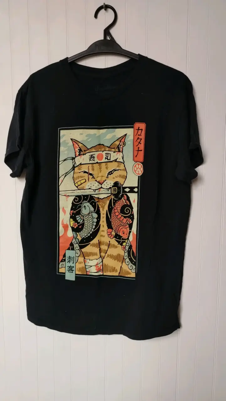 Polera negra con diseño de gato samurái - 1