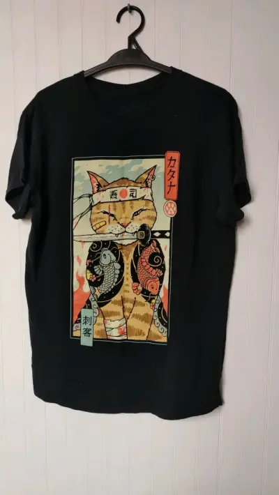 Polera negra con diseño de gato samurái - miniatura 1