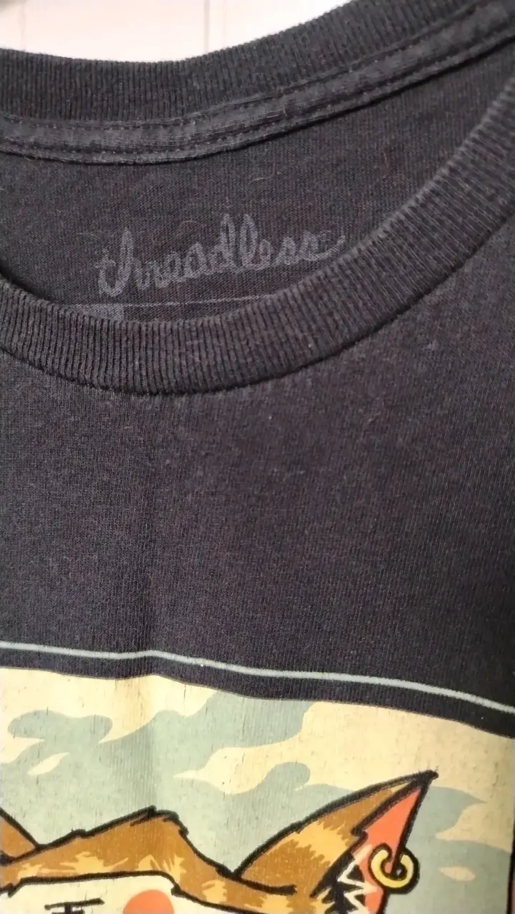 Polera negra con diseño de gato samurái - 2