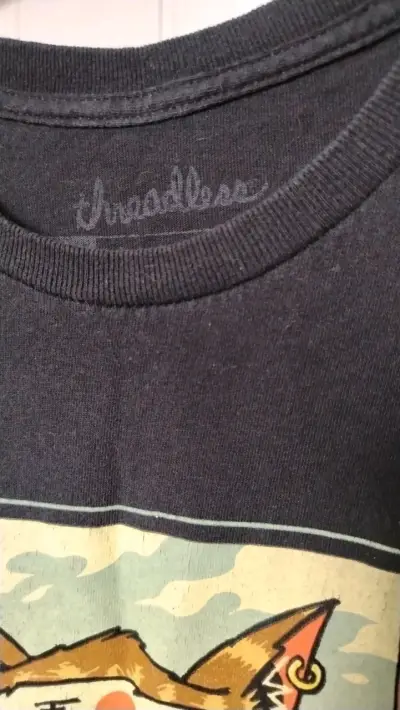 Polera negra con diseño de gato samurái - miniatura 2