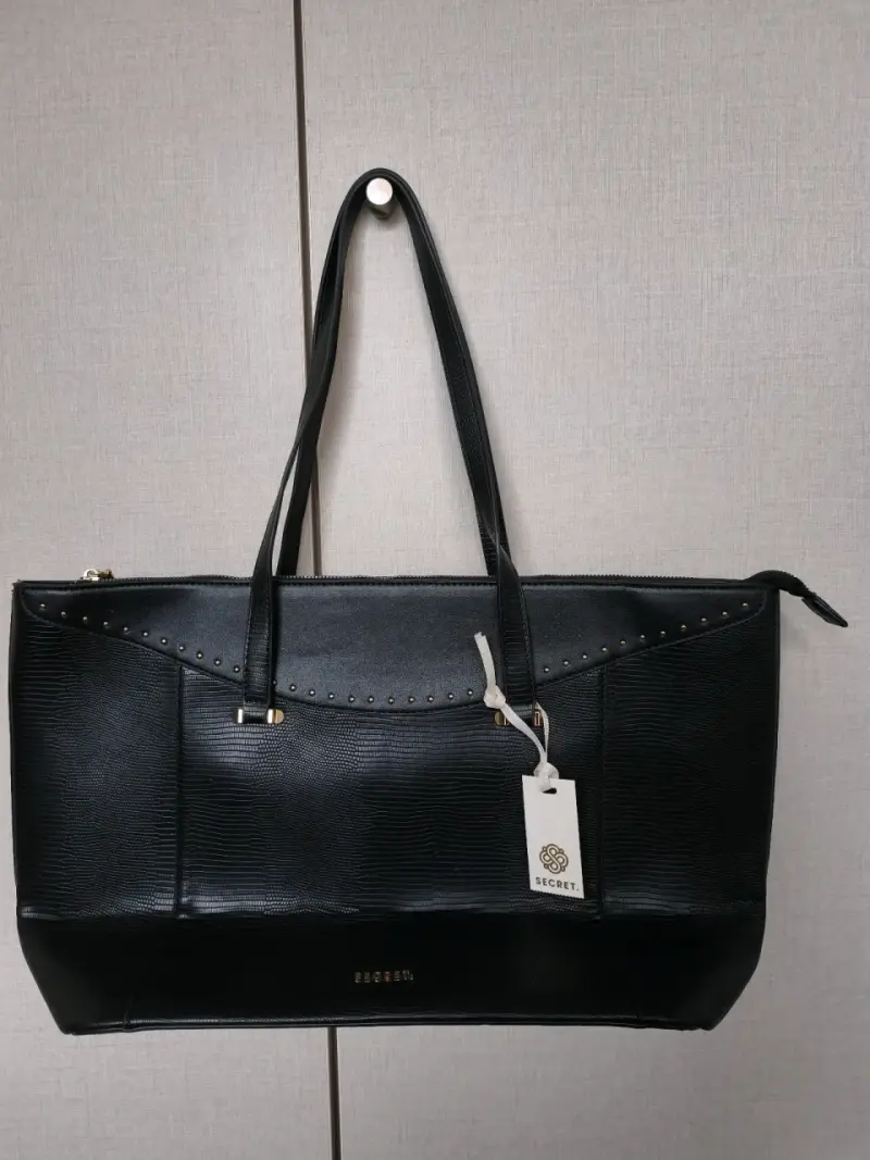 Bolso negro con detalles dorados, Secret