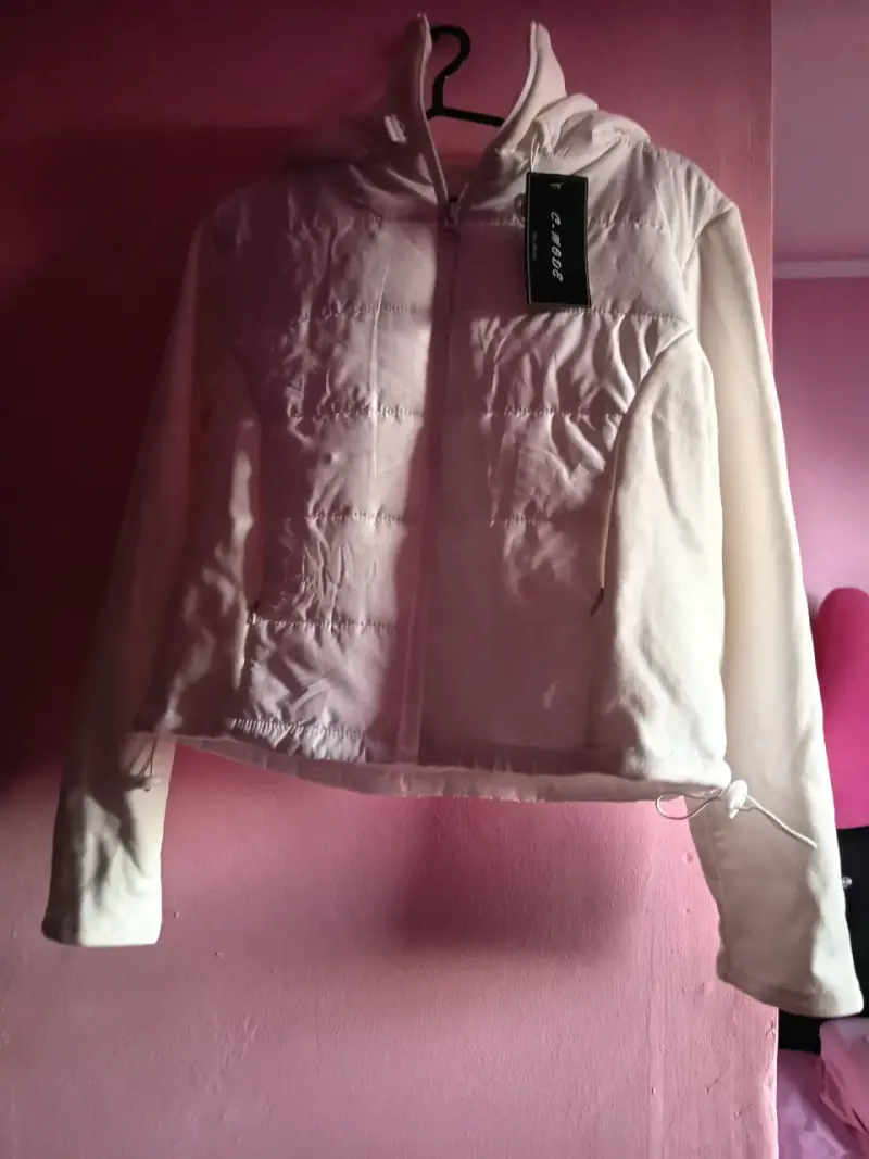 Chaqueta blanca con capucha para mujer