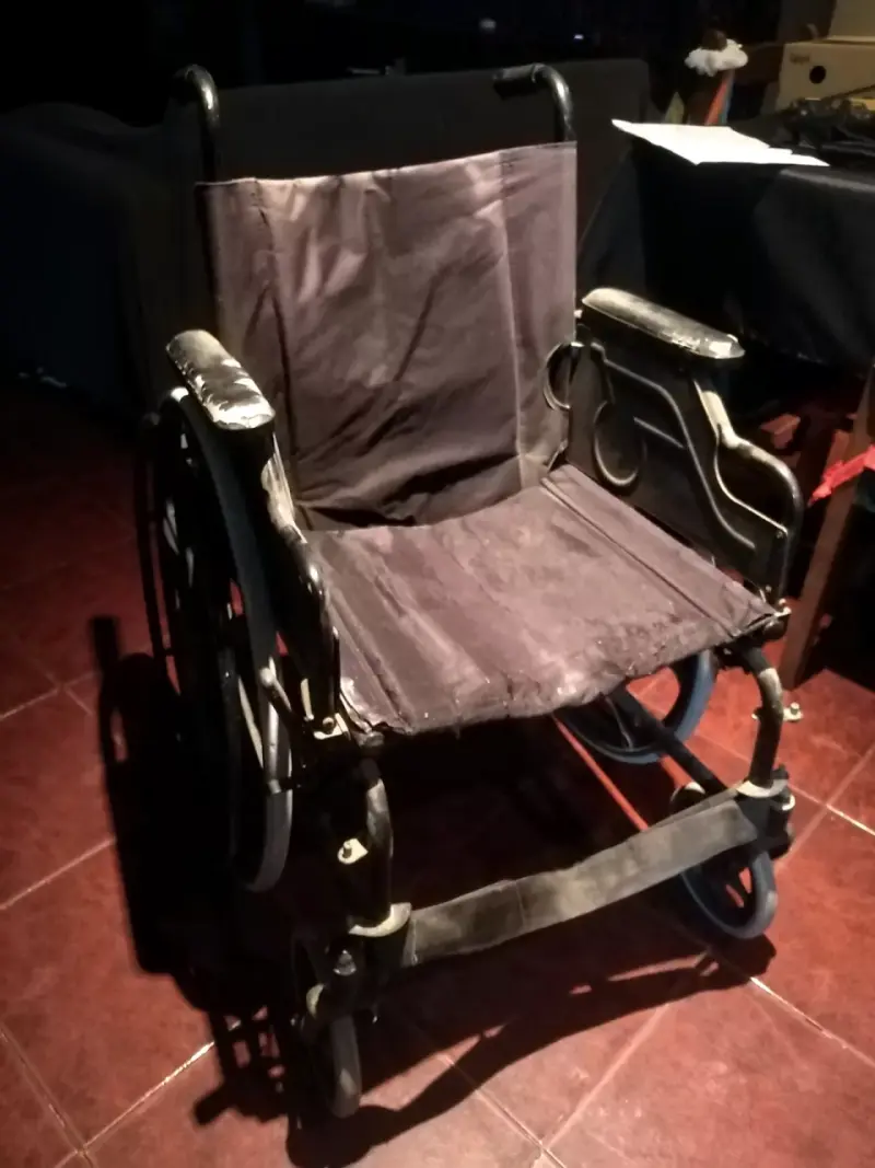 Silla de ruedas plegable en buen estado - 1