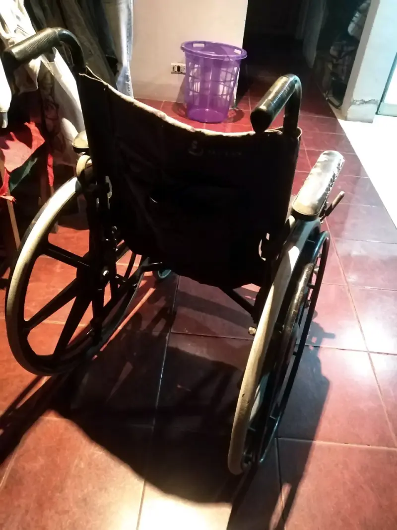 Silla de ruedas plegable en buen estado - 2