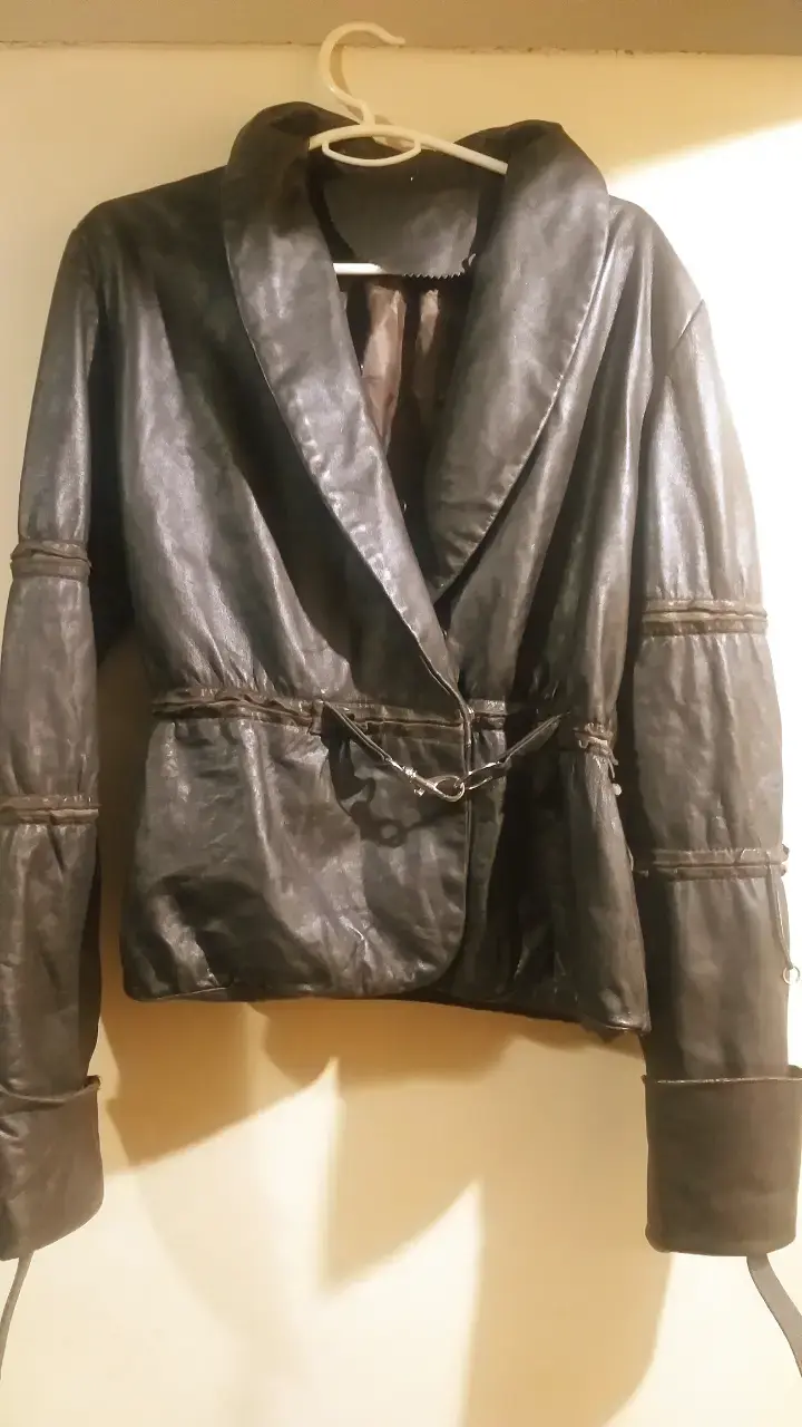 Chaqueta de cuero con cinturón