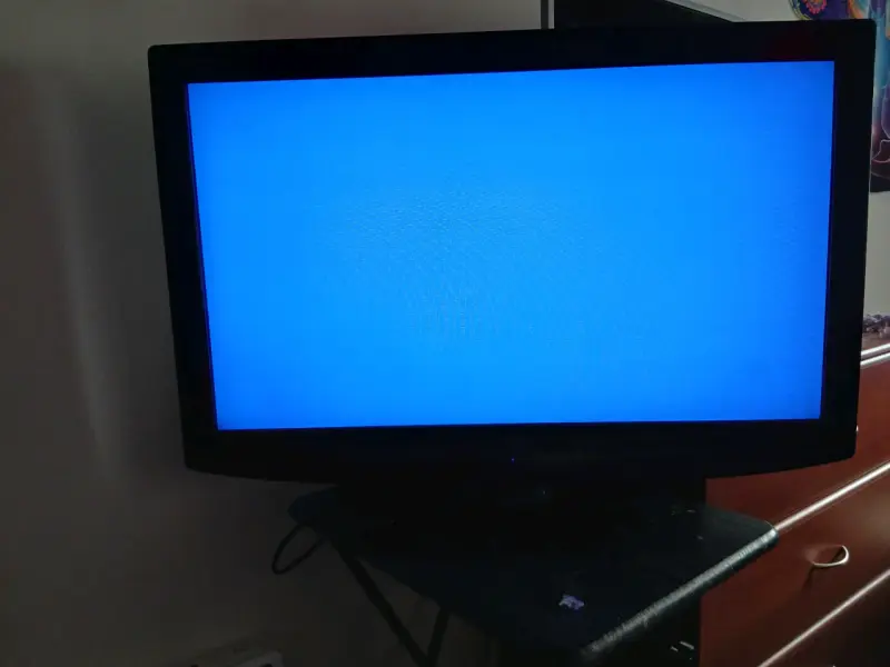 Televisor LED de 32 pulgadas en buen estado