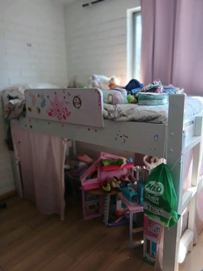 Cama alta infantil con cortinas y espacio de juego - 1
