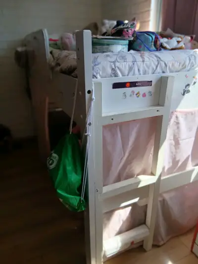 Cama alta infantil con cortinas y espacio de juego - miniatura 2