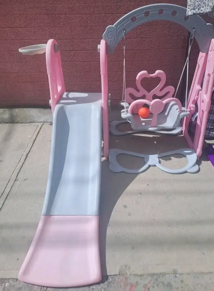Juego infantil con columpio y resbalín rosa - 4