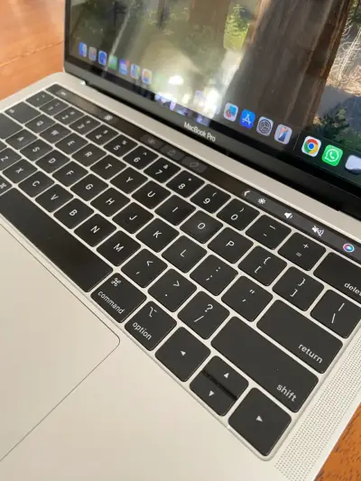 MacBook Pro 13-inch 2019 con Intel Core i7 - miniatura 3