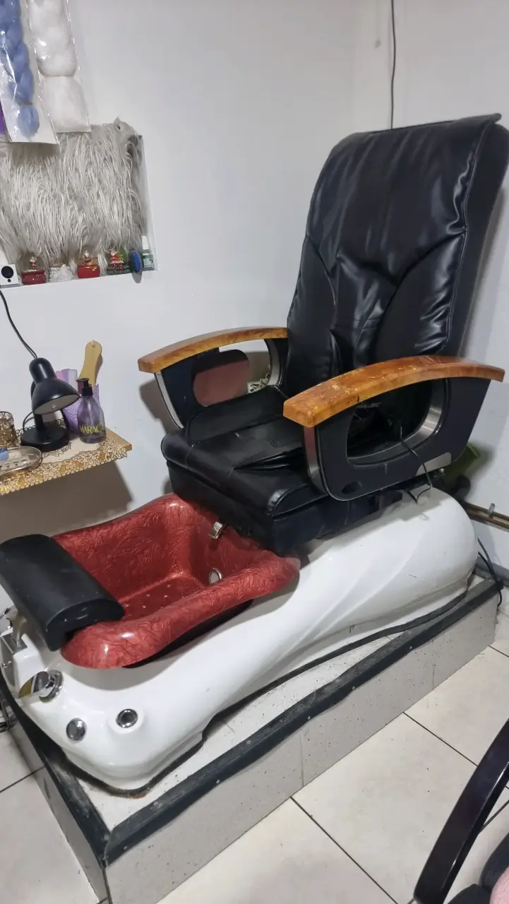 Sillón de Pedicura con Hidromasaje y Luces LED - 1