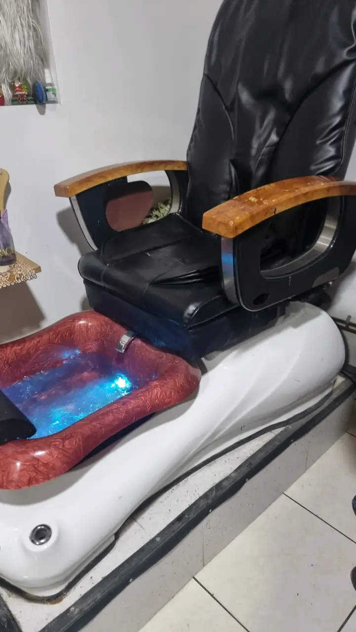 Sillón de Pedicura con Hidromasaje y Luces LED - 2